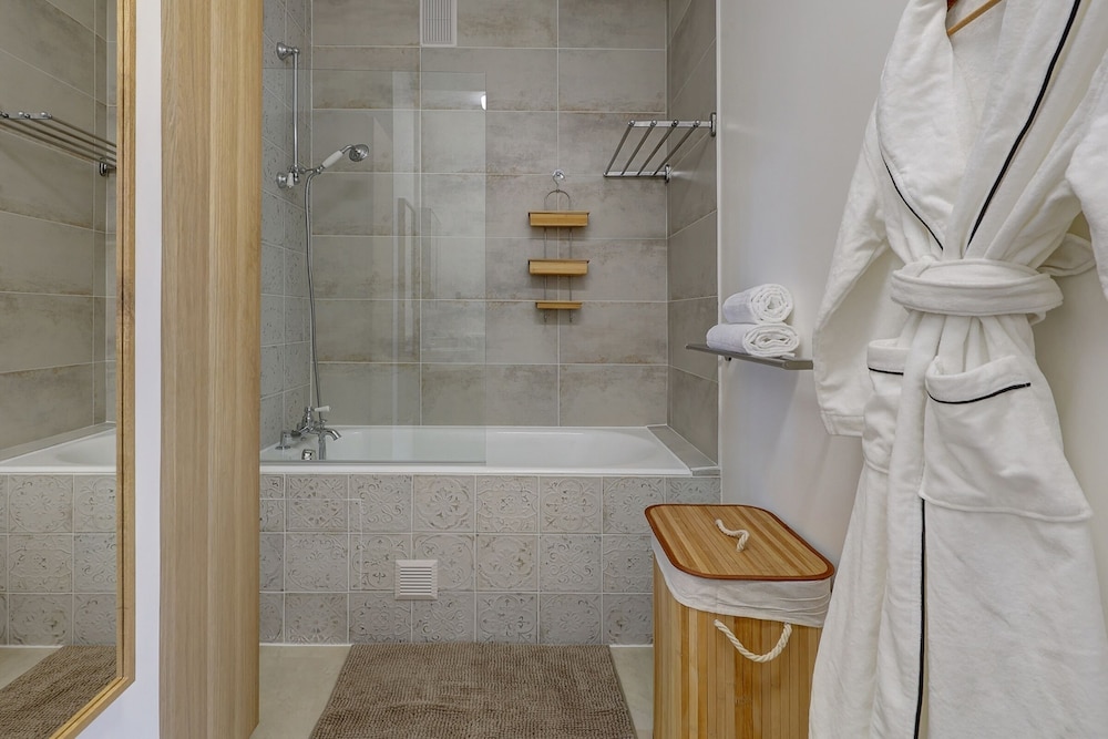 Elegant 1BR Near Eiffel & Champ de Mars