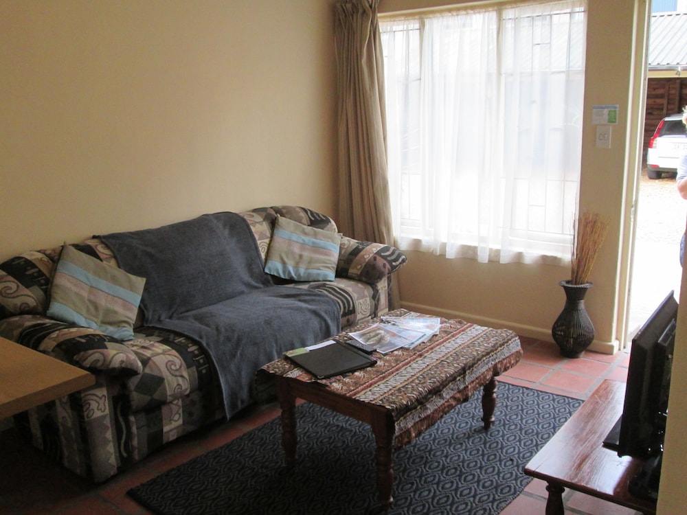 Inyathi Guest Lodge & Self Catering Chalets