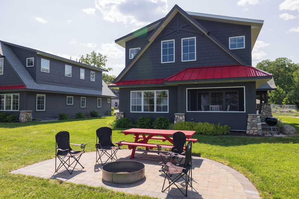 Quarterdeck Resort & Restaurant