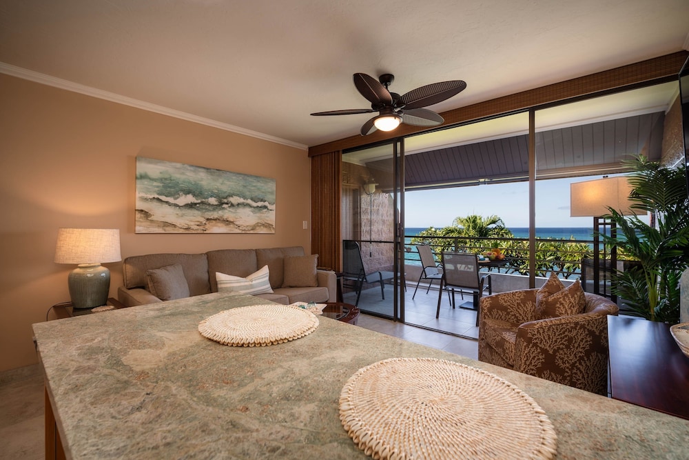 Kuleana 409 Oceanfront 1 bedroom 1 bath condo 1 Condo by RedAwning view 2
