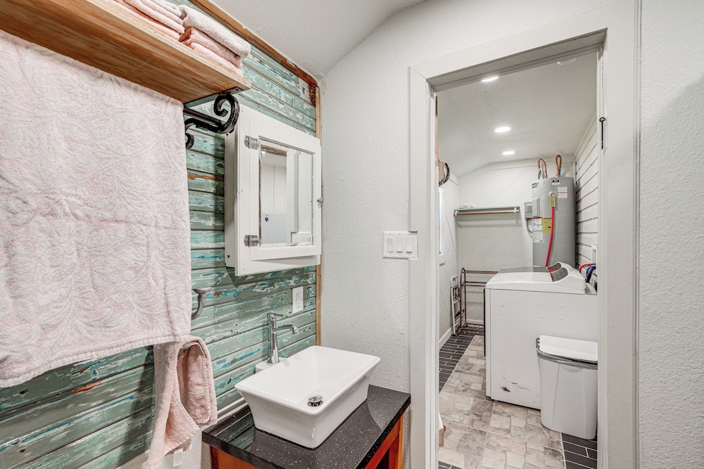 Walk to Historic Square: Jacksboro Home w/ Yard