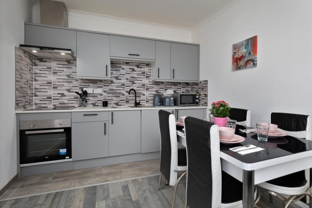 1 Bed Flat - Sleeps 2 - Wifi view 3