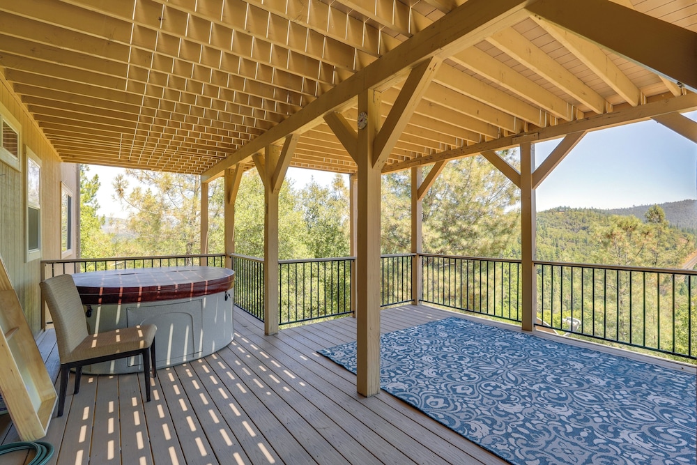Hot Tub + Game Room: Family Retreat in Groveland!