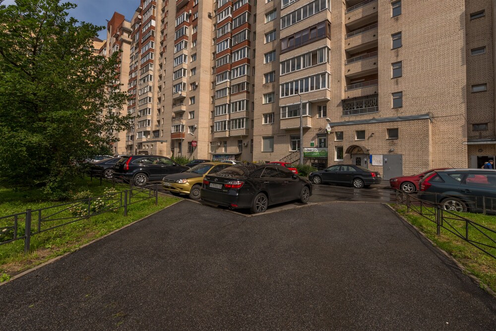 FlatHome24 on Kolomiazhsky