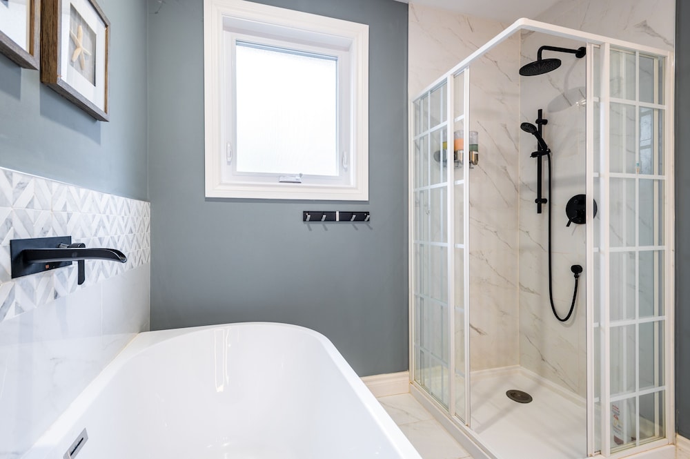 Cheerful 3 bedroom w/ indoor fireplace in Toronto - 02 free parking