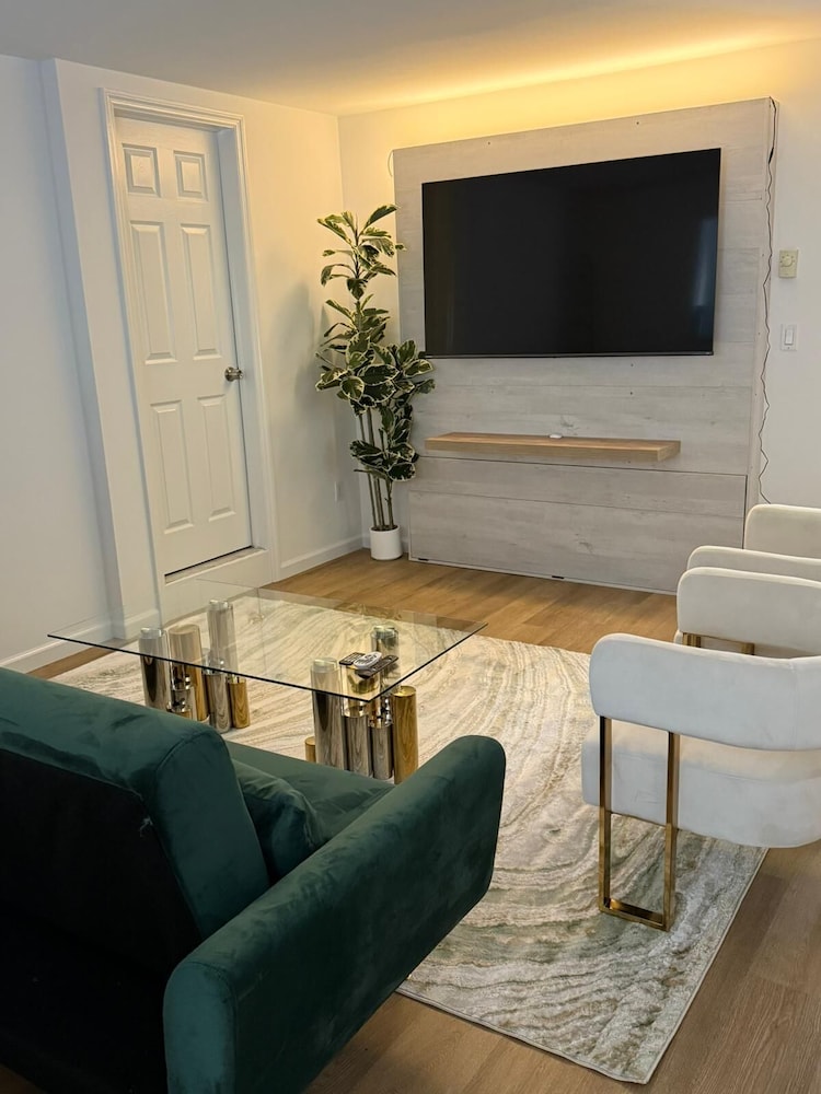 Elegant Hideaway with Free Parking