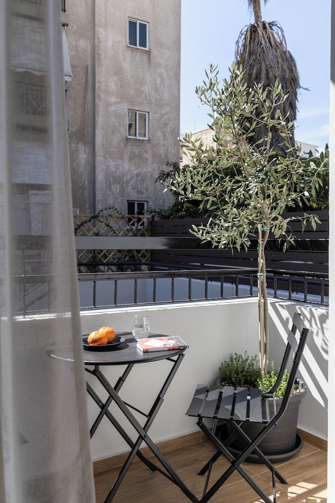 Elliot Petralona, Athens