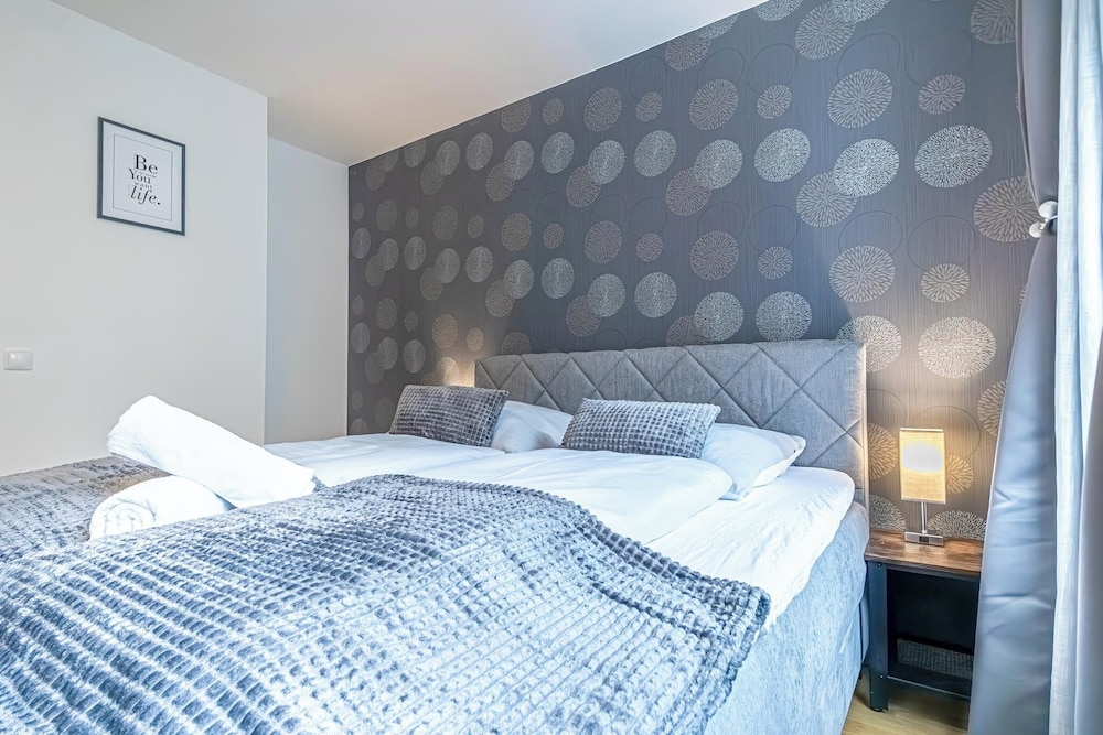 9 Min to City Center 1BR 1LR Balcony