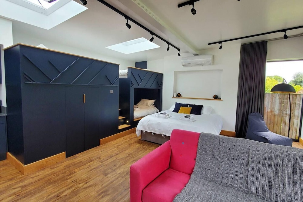 The Cedarwoods - Luxury Studio for 5! view 5