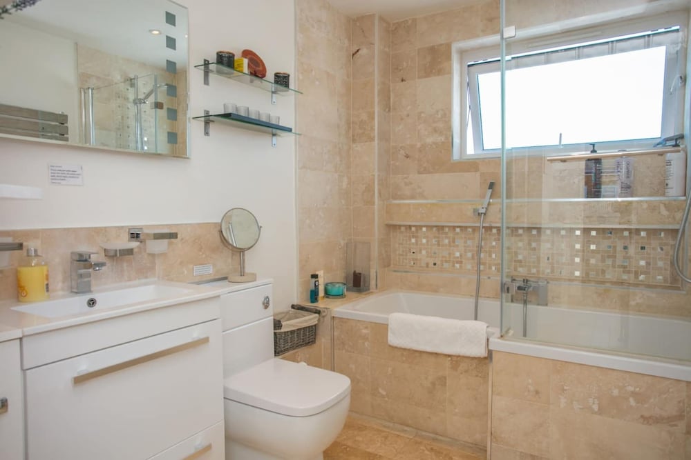 Stunning 3 Bedroom House With Garden in Battersea