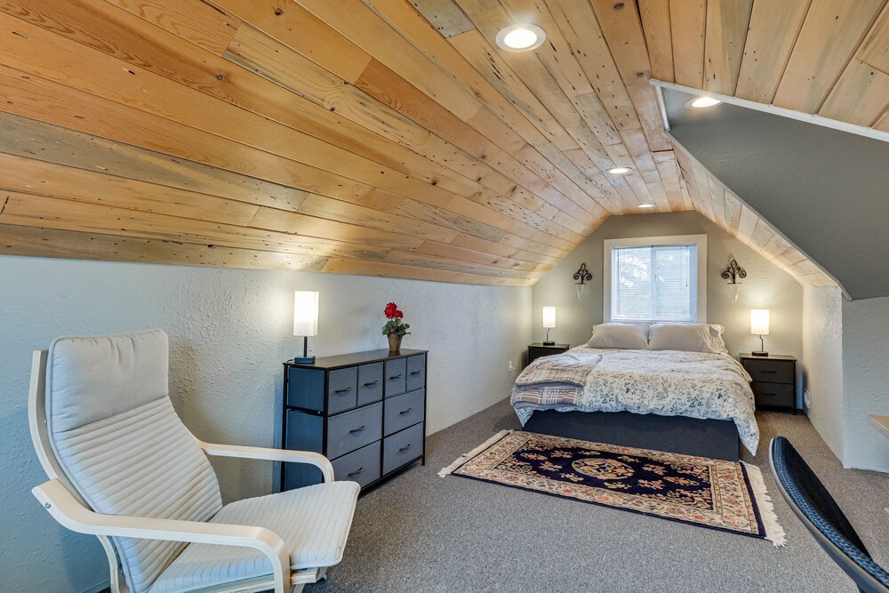 Charming Happy Valley Home: 13 Mi to Portland! view 3