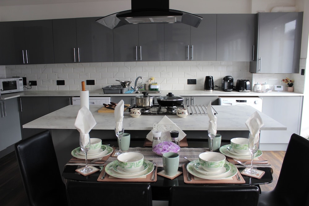 Contemporary 2 bed House With Parking
