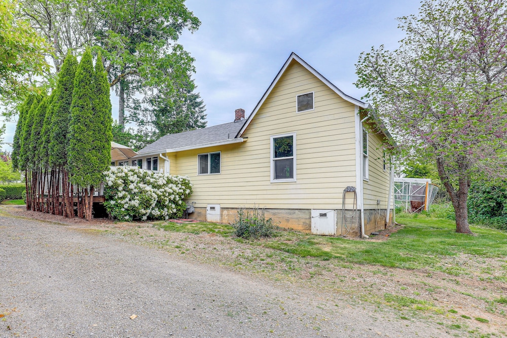 8 Mi to Columbia River Gorge: Cottage w/ Deck!