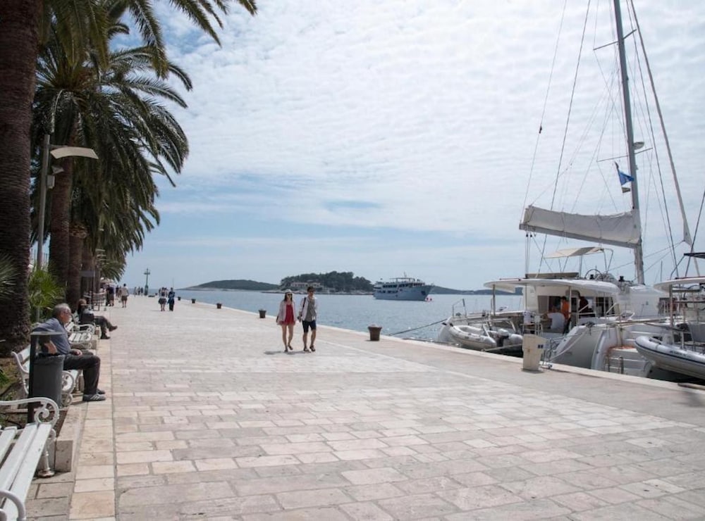 Cozy Nest Old Town Hvar Apartment