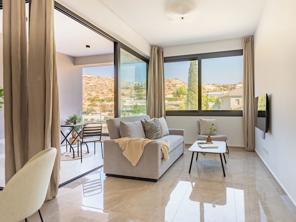 Sanders River Plaza Limassol Apartment
