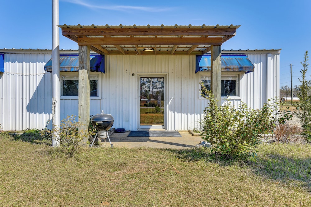 Walk to Lake: Fishing Retreat in Wewahitchka