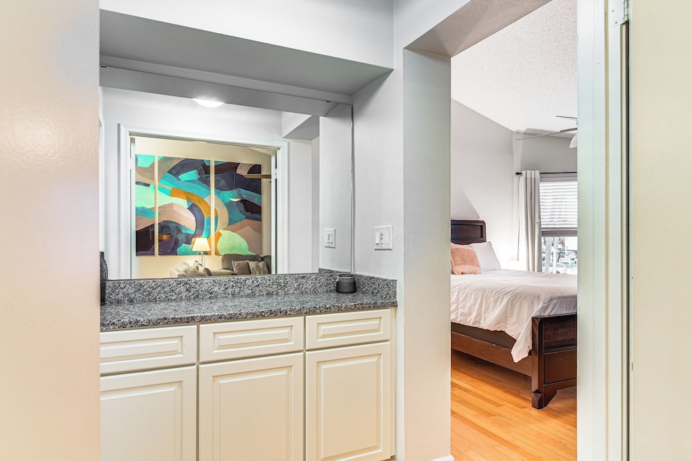 Resort Perks: Condo w/ Private Balcony in St Pete!