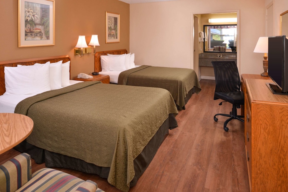 Collinsville Vacations - Quality Inn Dutch Inn - Property Image 27