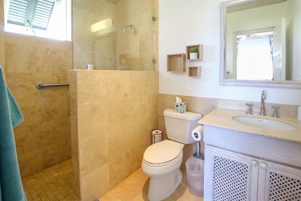 Ocean views apt with shared rooftop pool: Beacon Hill Surf by BSL Rentals