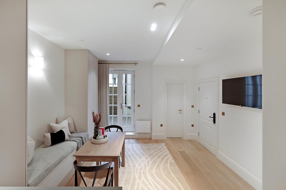 Stylish Earl's Court Studio Plus Patio