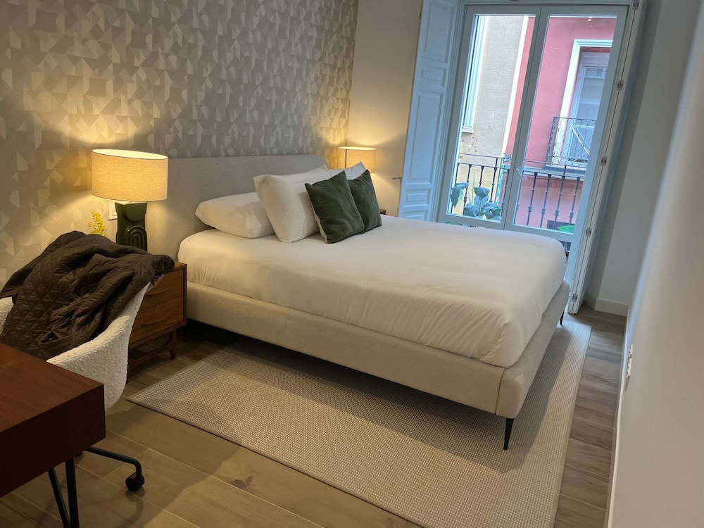 w Chic Urban 3BR w Sunny Terrace in Chueca