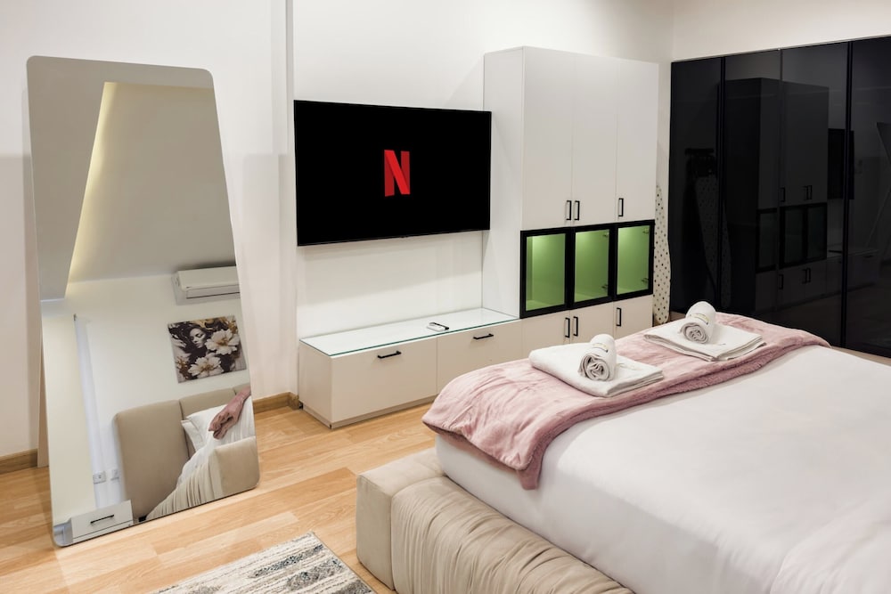 Posh & Panoramic 2bdr Rooftop 5 Min To Airport