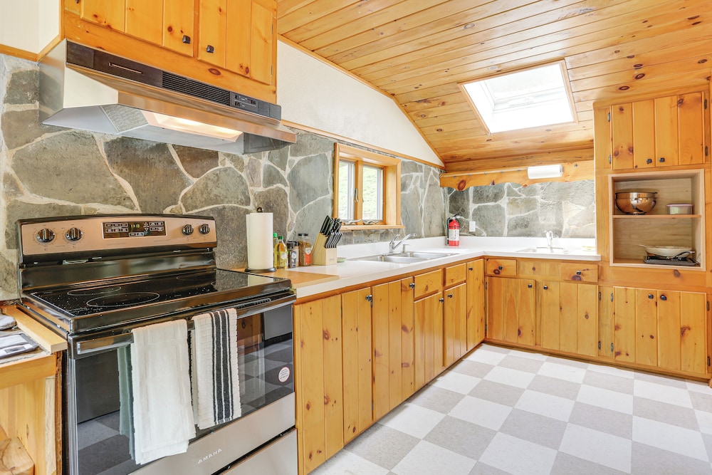 13 Mi to Ski Big Bear: Updated Getaway w/ Deck