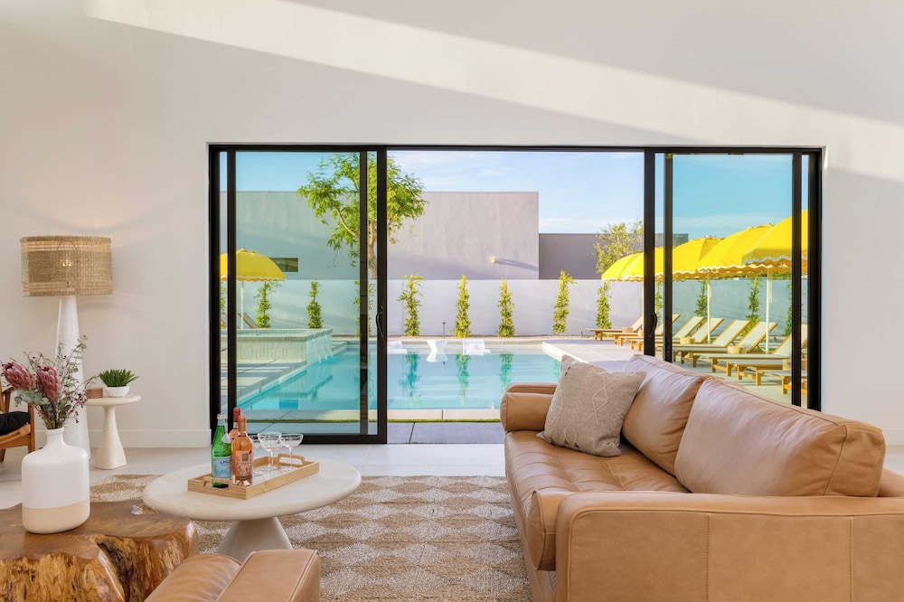 Sleeps 34 2 Villas, Pool, Pickleball + Bocce Polo Villas Elara by Avantstay