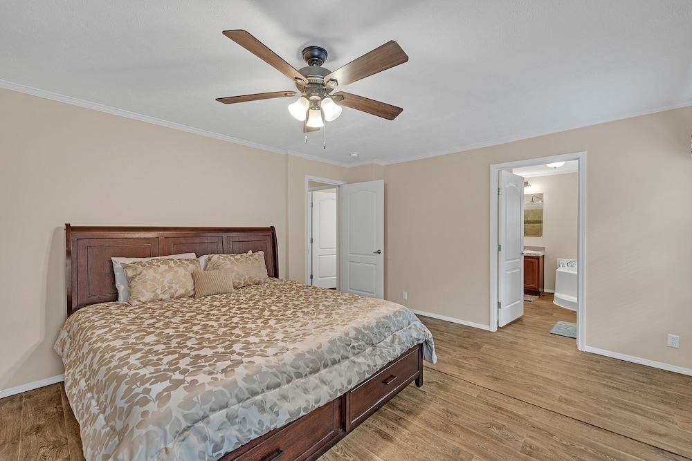 Lakeside Retreat W/ Beach Access & Kayaks 3 Bedroom Home