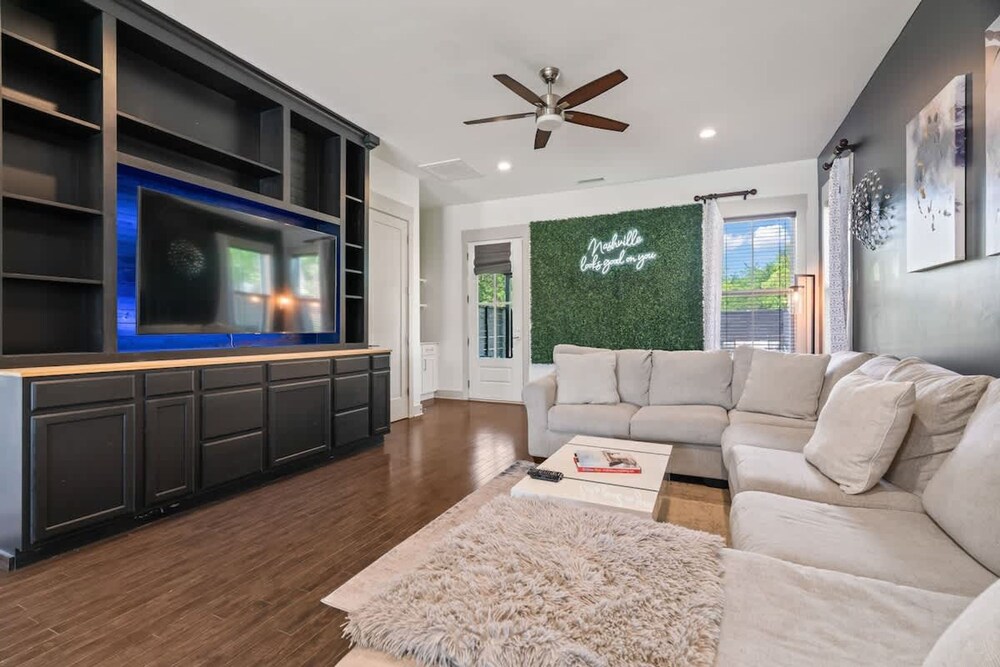 Luxury Home Fire Pit Mini Bar Downtown Nashville