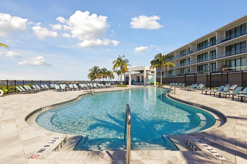 475 Strand Dr