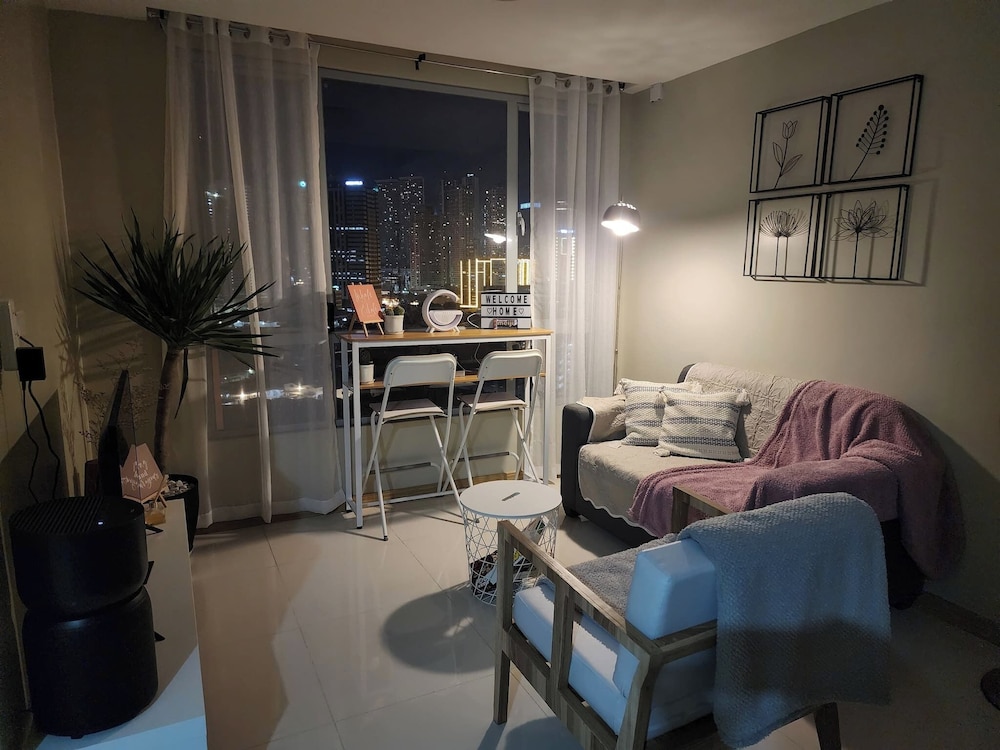 Cozy 1BR Condo in Mandaluyong City With City Skyline View
