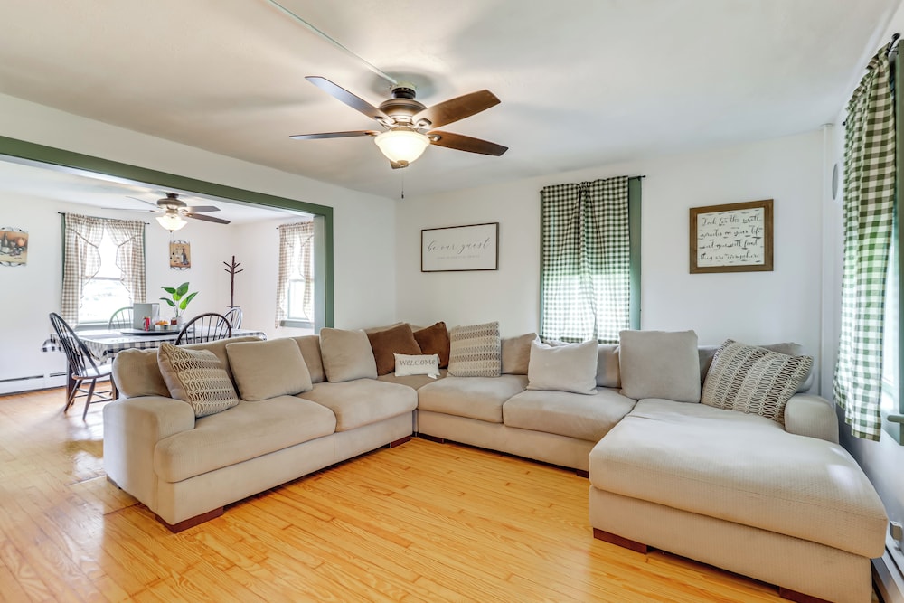 Walk to Saylors Lake: Townhome w/ Shared Perks!