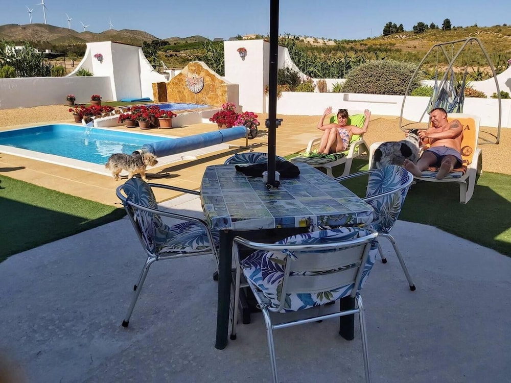 2-bed Villa Sleeps 5 - Private Pool & Free Parking