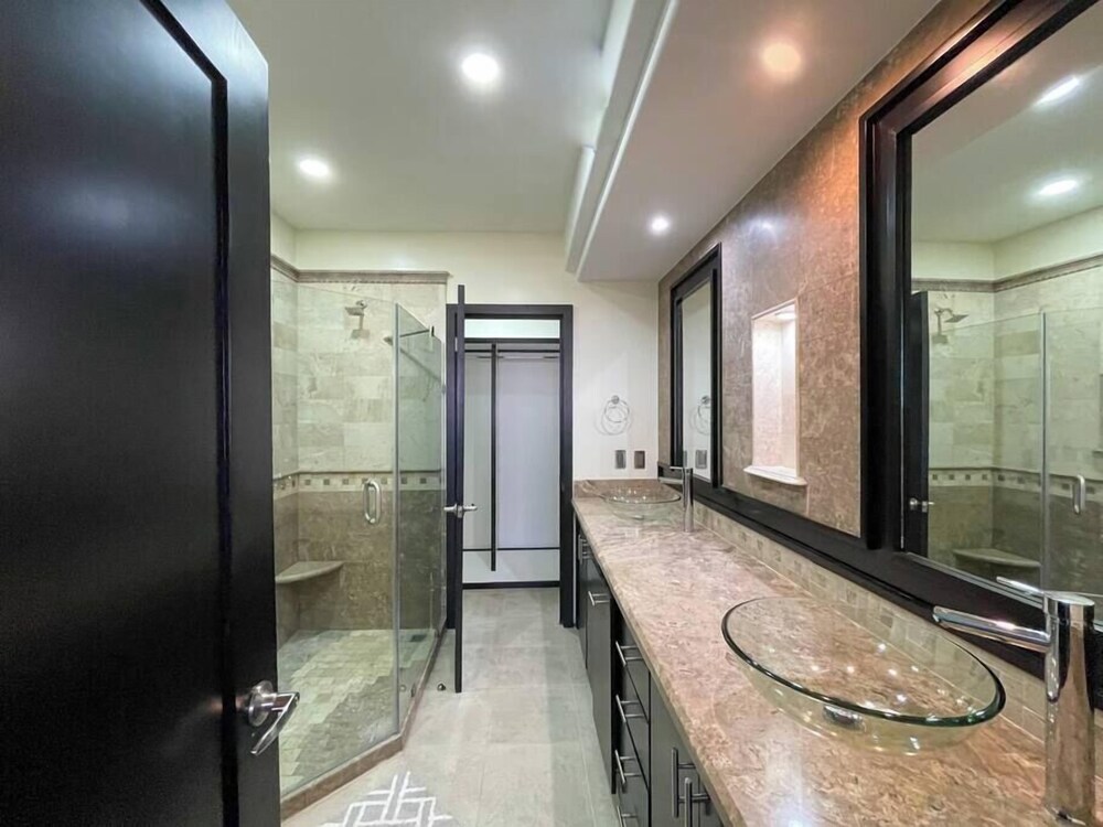 Upscale Ocean View Condo Close to it all Great