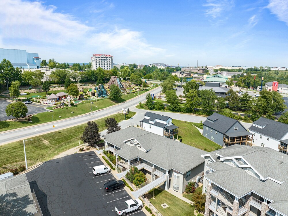 Green Mountain Grand 4 Bedroom Condo by RedAwning
