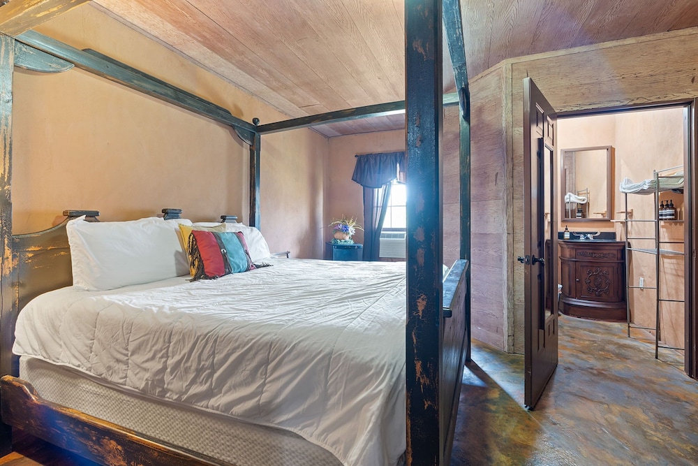 The Trois Estate at Enchanted Rock view 5