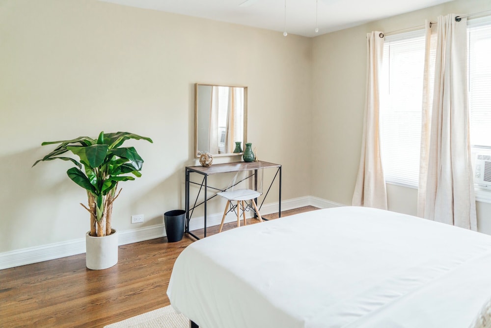 Homey 2BR - Central Charming