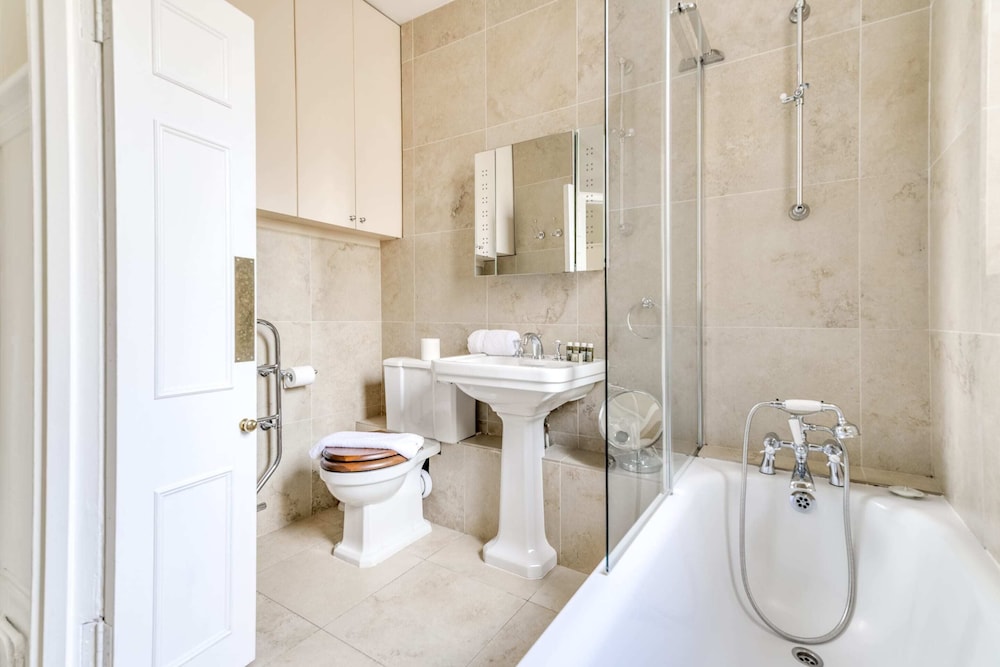 St. James / Westminster Apartment