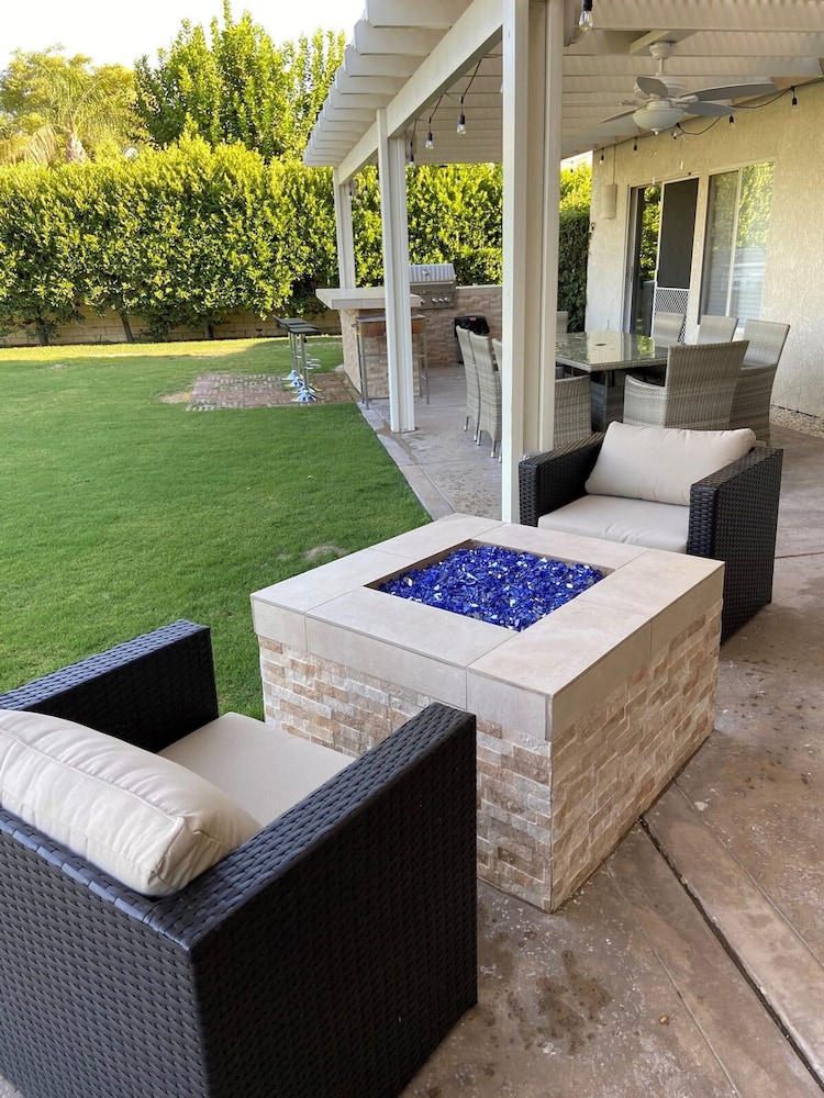 Stunning 5 Star Home Retreat Private Pool Spa BBQ 4 BR