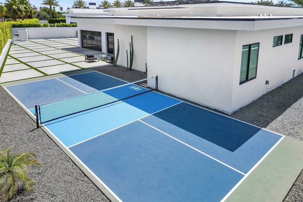 Sleeps 20 Pool & Pickleball Villa Near Golf, Dining & Fun Bravo Villa #2 by Avantstay