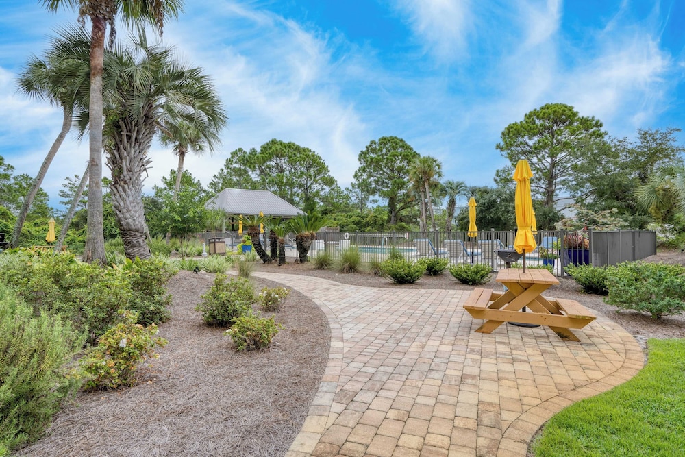 2 Condos, Steps to the Beach Pool+hot Tub, Balcony Lounge Triton & Sea Haven