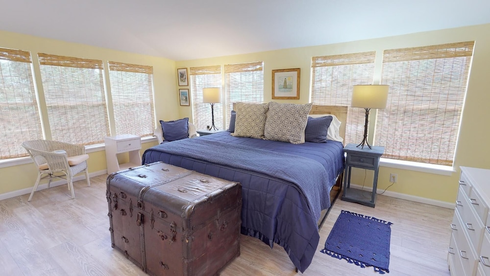 712 2nd Avenue - Upper