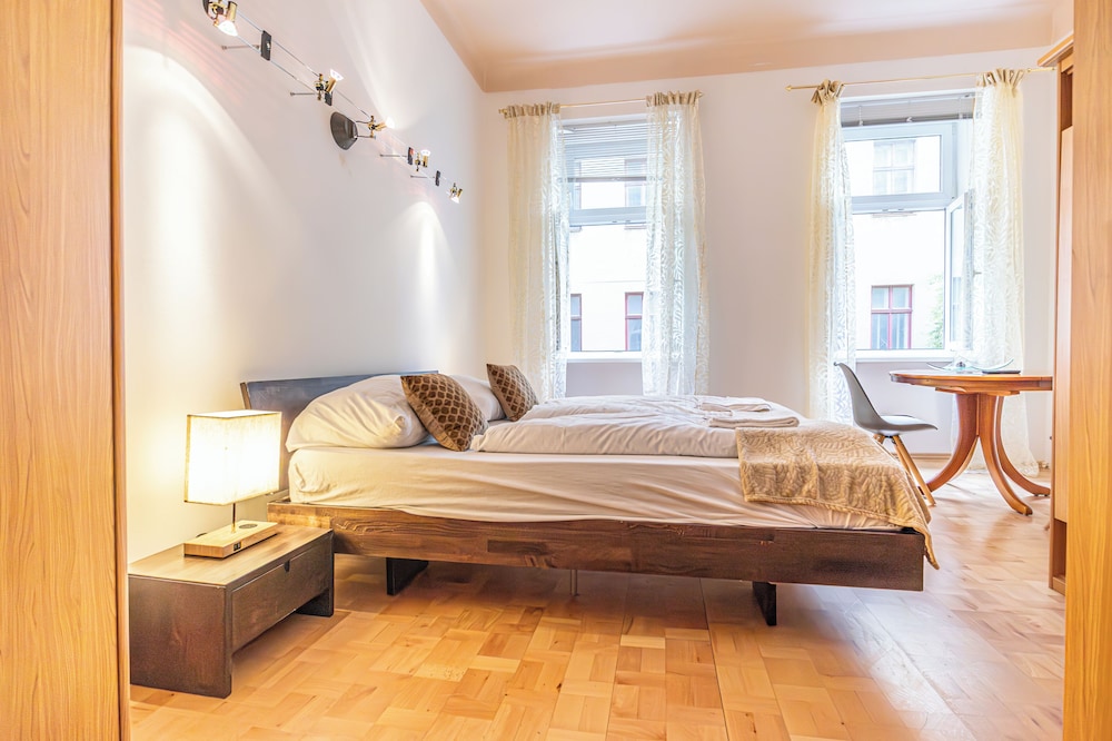 Chic 2BR City Stay Central Location