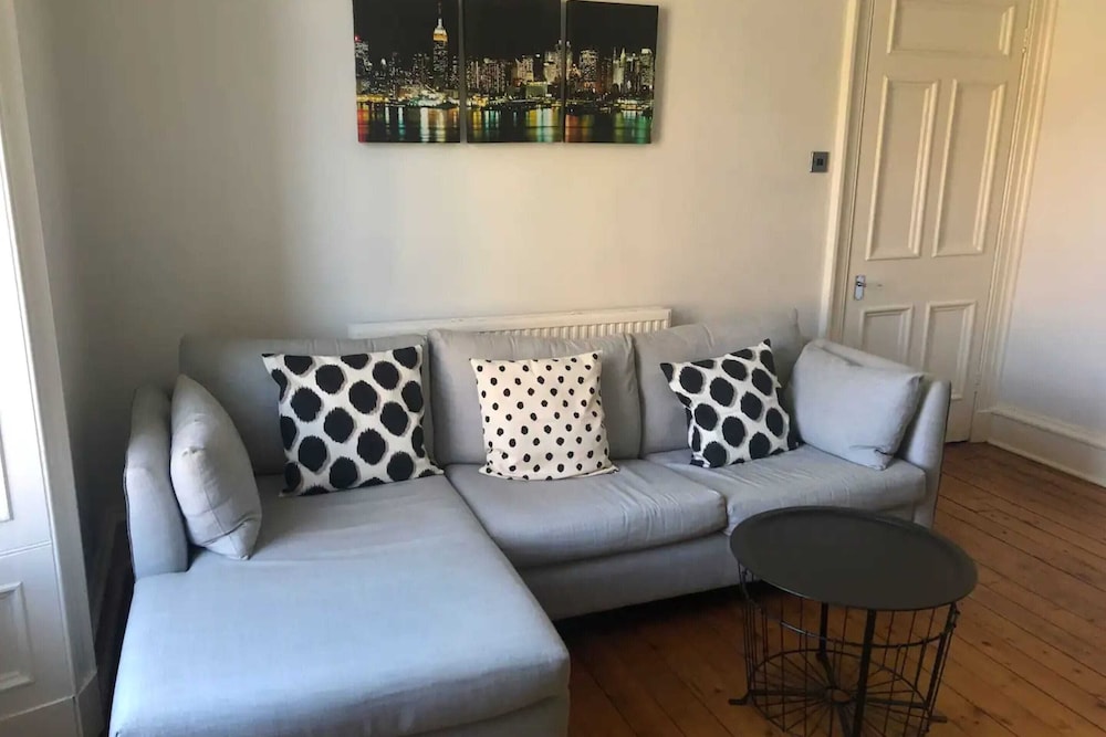 Stylish 1 Bedroom Apartment Near Leith view 5