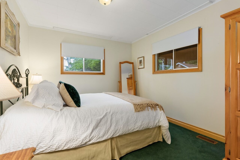 Bear Essentials Lakefront Hideaway