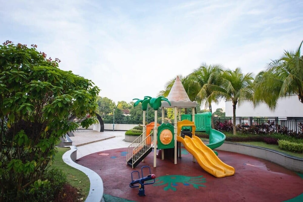 Comfy 3BR Apt in Danga Bay, Free Parking, Sea View