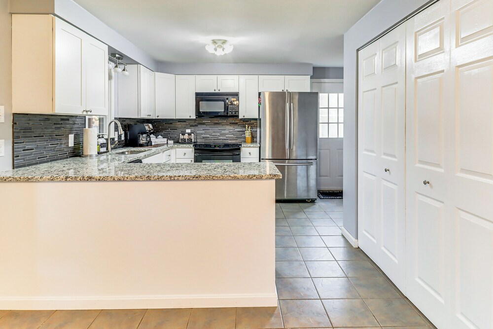 Screened Patio, Deck & Grill: Saint Inigoes Home!