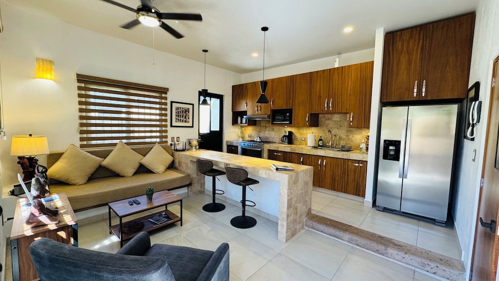 Luxurious 3 Bedroom in Ajijic - Sleeps 6 - Private Gym - Pickleball Court -