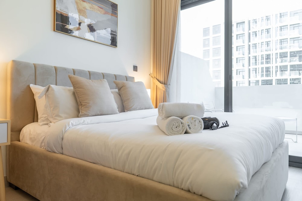 Stylish Studio Retreat in Riviera 33 Near Downtown